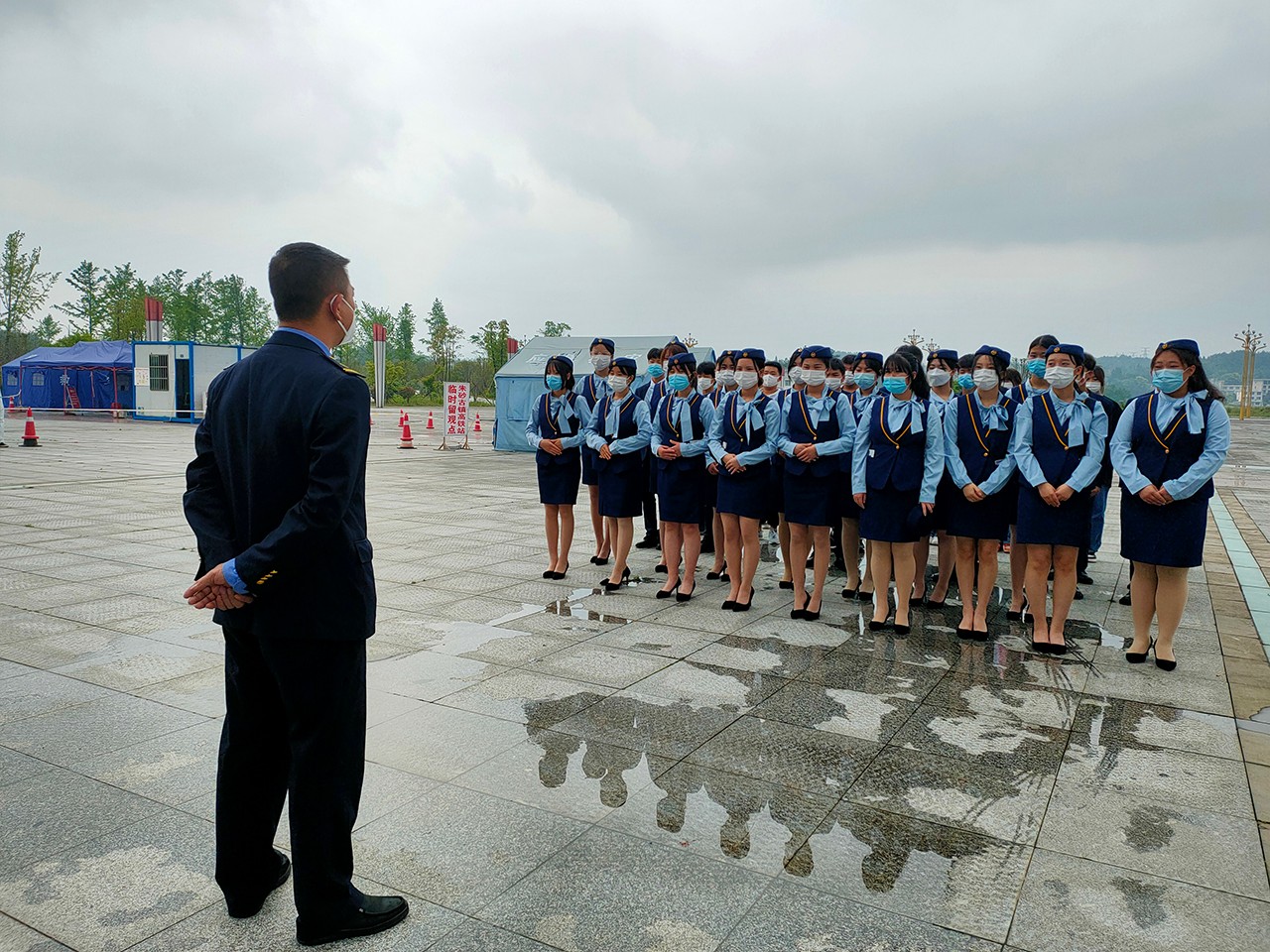 都会轨道交通运营效劳专业学生走进朱砂古镇高铁站旅行学习